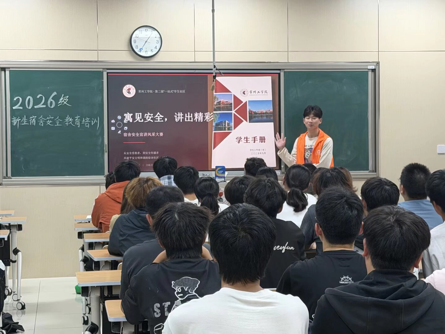 深耕“一站式”学生社区建设 上...