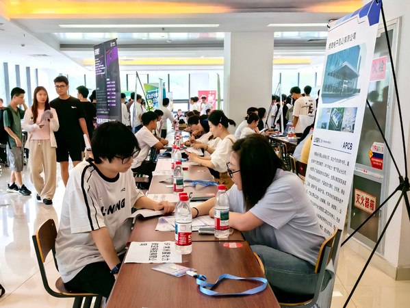 我校与昆山开发区人社局签订区校...