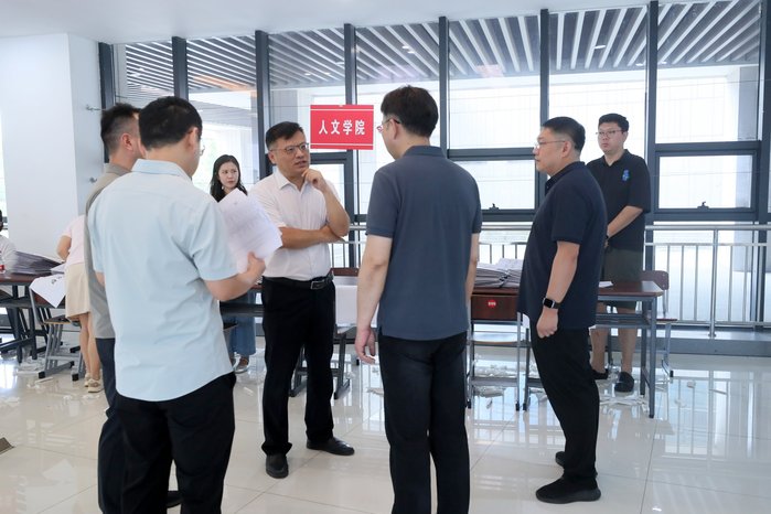 校领导深入招生录取现场指导工作
